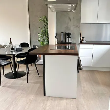 Newly Upgraded Apt: Two Balconies, Sun-drenched! Lägenhet