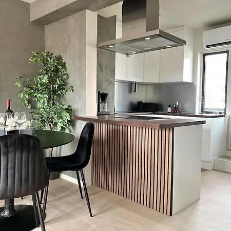 Newly Upgraded Apt: Two Balconies, Sun-drenched! Lägenhet